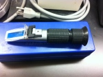 2.Mash up the grapes and cover the refractometer slide with the juice.